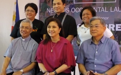 <p><strong>STORIES OF HOPE.</strong> Vice President Leni Robredo (seated, center) with Bishop Patricio Buizon of the Diocese of Bacolod (left) and former governor Rafael Coscolluela (right) with representatives of Kalipay Negrense Foundation during the launching of the ‘Istorya ng Pagasa’ in Negros Occidental on Wednesday afternoon (May 9, 2018). (<em>Photo by Nanette L. Guadalquiver)</em></p>
<p> </p>